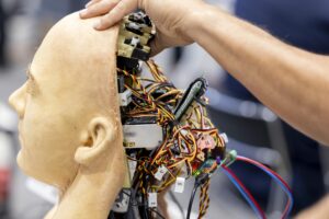 Jules, un robot humanoide de Hanson Robotics, durante la Cumbre sobre Inteligencia Artificial para el Bien Común que empezó este martes en Ginebra, Suiza. EFE/EPA/SALVATORE DI NOLFI