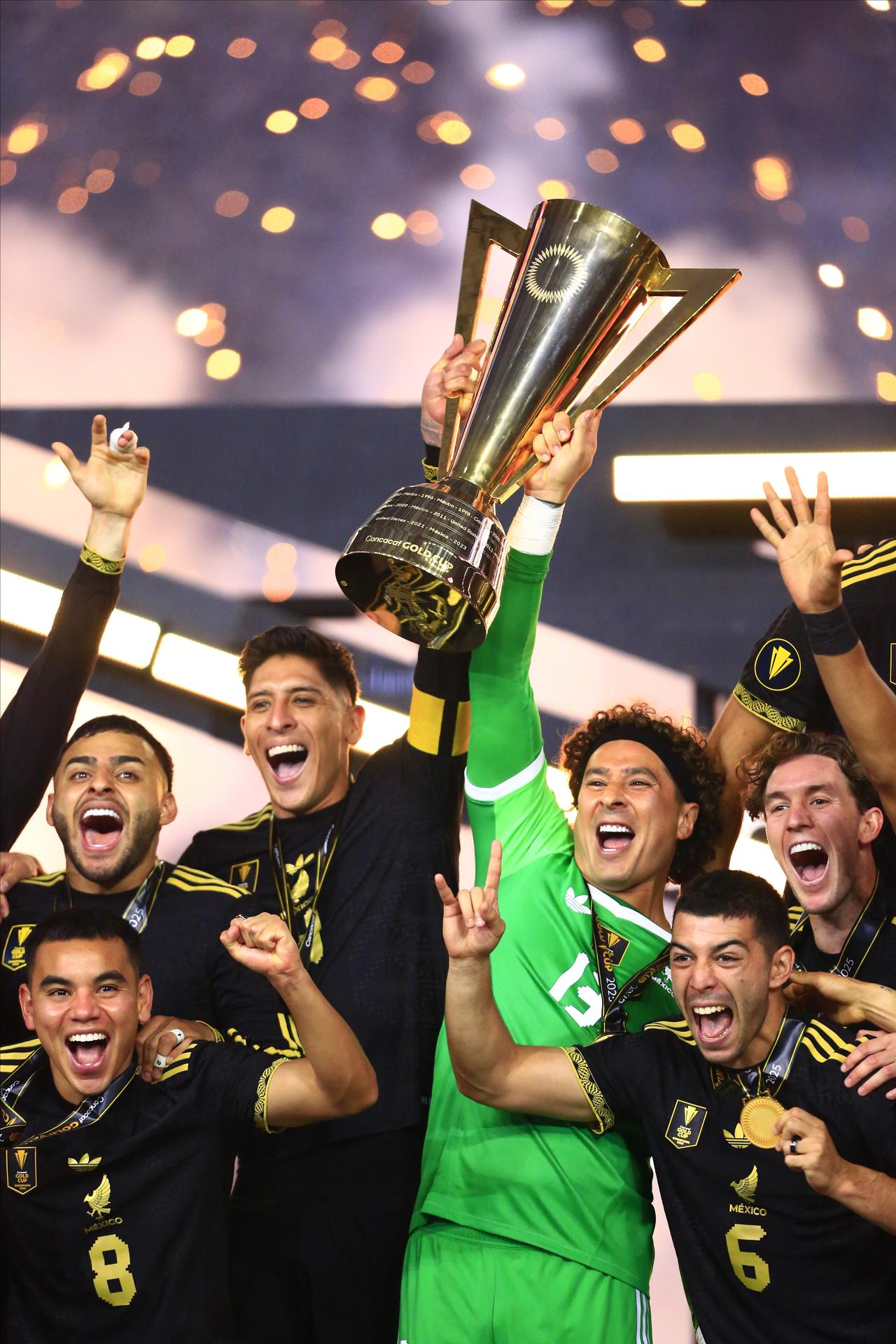 El arquero Guillermo Ochoa (c) de México sostiene el trofeo de Campeón celebrando con sus compañeros en su victoria de 2-1 contra Estados Unidos después de la final de la Copa Oro de la Concacaf entre Estados Unidos y México en Houston, Texas (Estados Unidos). EFE/CARLOS RAMIREZ
