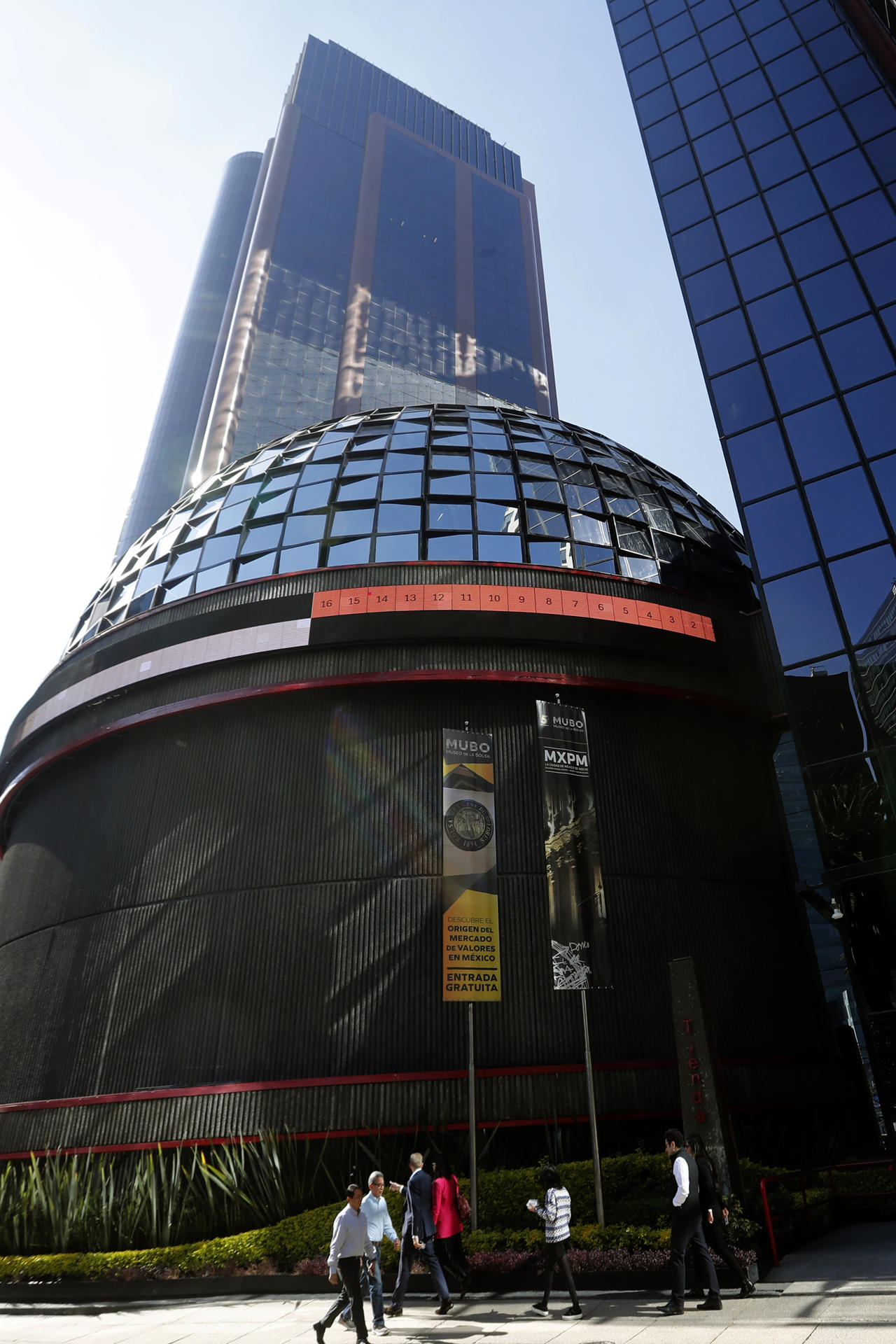 Fotografía de archivo del 3 de diciembre de 2024 que muestra la fachada del edificio de la Bolsa Mexicana de Valores en Ciudad de México (México). EFE/ Mario Guzmán ARCHIVO
