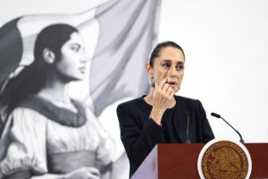 La presidenta de México, Claudia Sheinbaum, habla en una rueda de prensa este viernes, en el Palacio Nacional, en Ciudad de México (México). EFE/José Méndez
