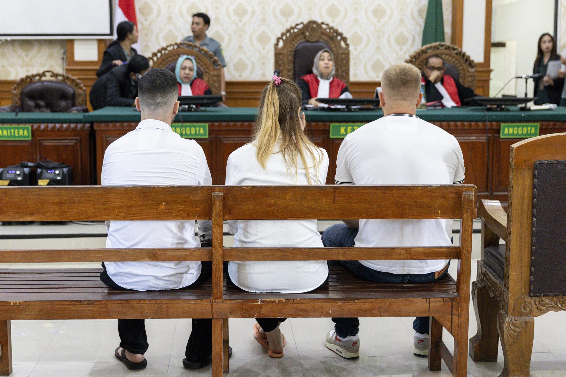 DENPASAR (Indonesia), 15/07/2025.- (L-R) Jonathan Collyer, Lisa Stocker and Phineas Float of Britain sit inside a court room for their trial at the Denpasar district court, in Denpasar, Bali, Indonesia, 15 July 2025. Three British nationals are on trial in Bali over alleged drug smuggling. (Reino Unido) EFE/EPA/MADE NAGI