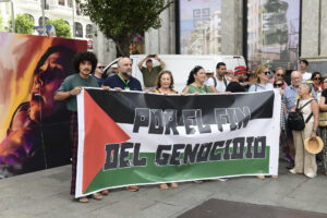 Concentración convocada por la plataforma "Parar la Guerra" bajo el lema "Por la paz. Fin al genocidio", para pedir el fin de los ataques israelíes a Palestina, este sábado en Madrid.  EFE/ Victor Lerena