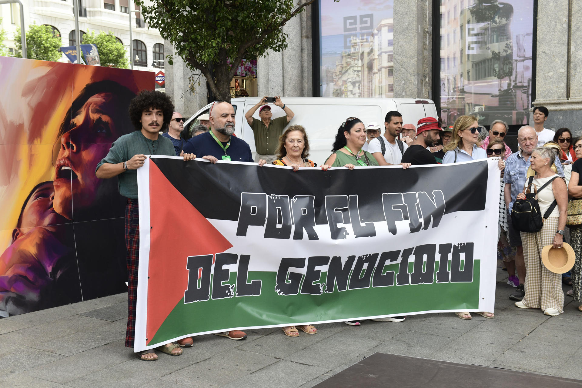Concentración convocada por la plataforma "Parar la Guerra" bajo el lema "Por la paz. Fin al genocidio", para pedir el fin de los ataques israelíes a Palestina, este sábado en Madrid.  EFE/ Victor Lerena