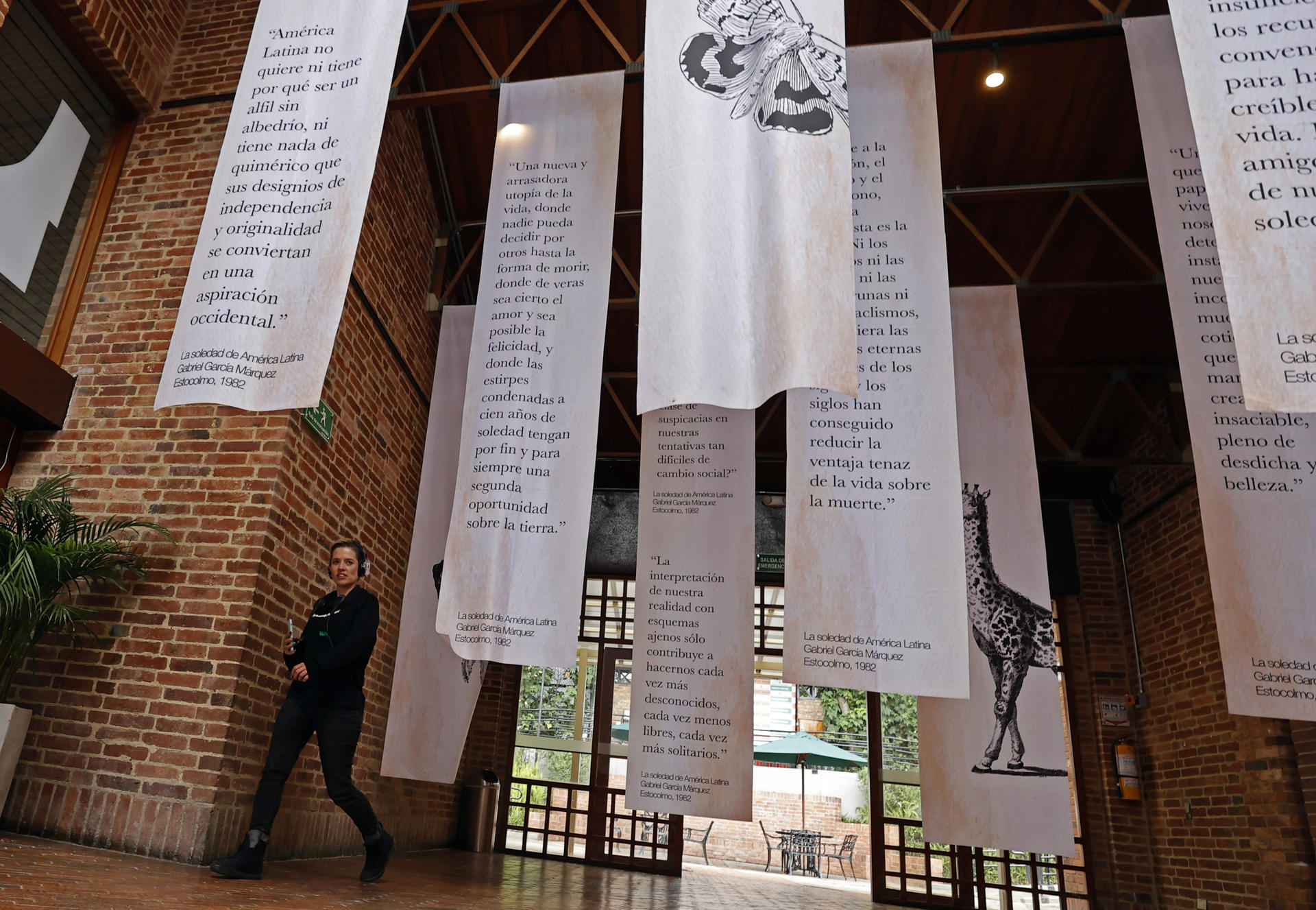 Fotografía de archivo en donde se ven frases de Gabriel García Márquez expuestas en el Festival Gabo, en el Gimnasio Moderno, en Bogotá (Colombia). EFE/ Mauricio Dueñas Castañeda