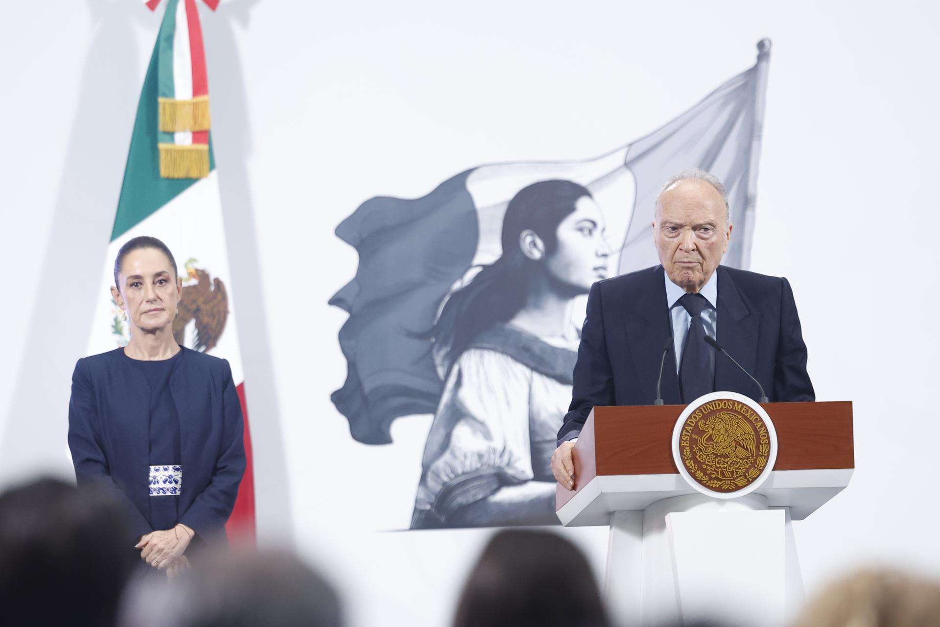 El fiscal general de la República, Alejandro Gertz Manero (d), habla durante una rueda de prensa de la presidenta de México, Claudia Sheinabaum (i), este martes, en Palacio Nacional de la Ciudad de México (México). EFE/Sáshenka Gutiérrez