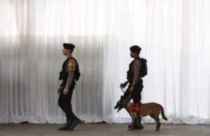 Fotografía de archivo, tomada el 04/09/2024, que muestra a policías de Indonesia durante un operativo de vigilancia en Yakarta. EFE/EPA/MAST IRHAM / POOL