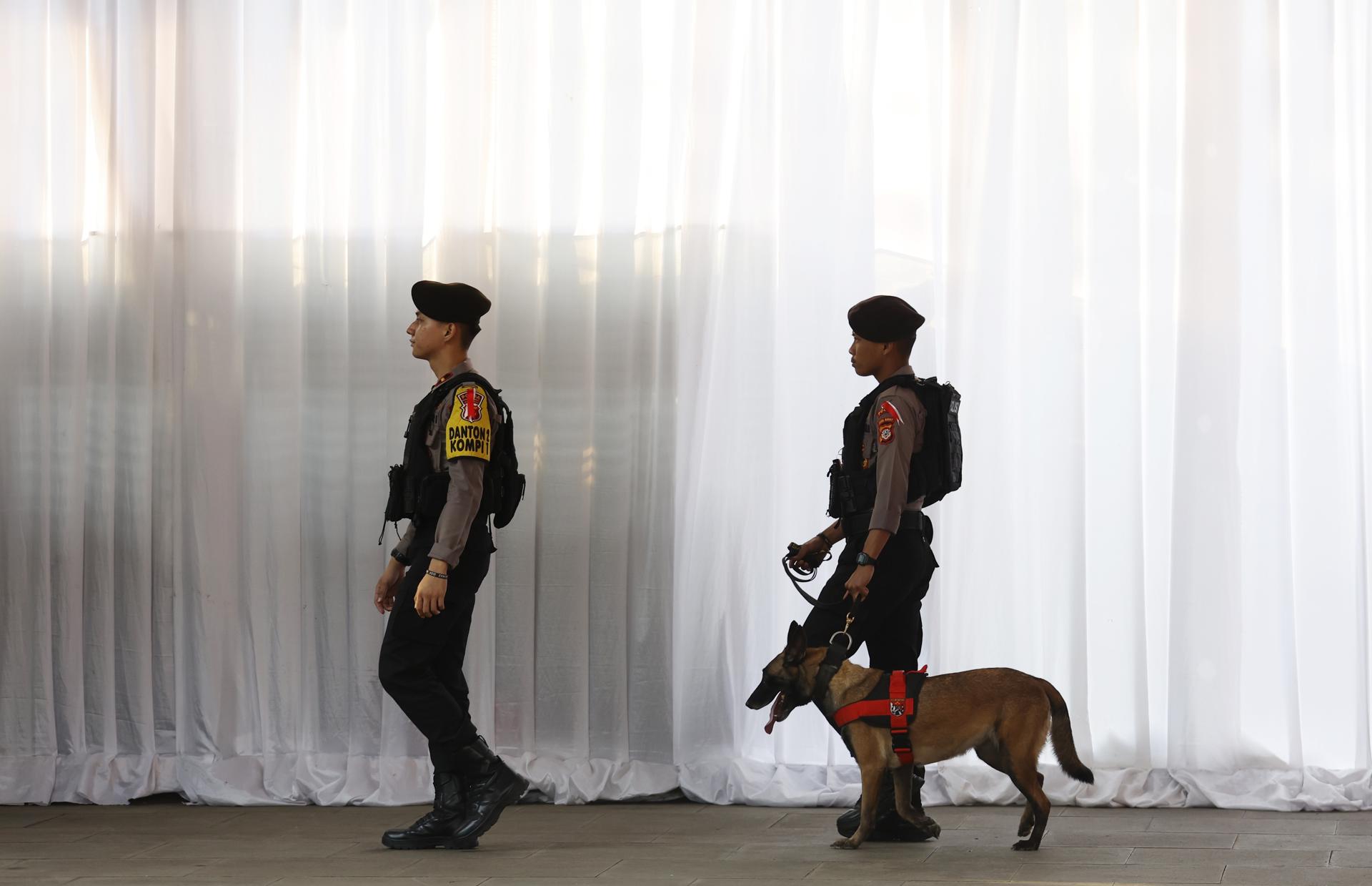 Fotografía de archivo, tomada el 04/09/2024, que muestra a policías de Indonesia durante un operativo de vigilancia en Yakarta. EFE/EPA/MAST IRHAM / POOL
