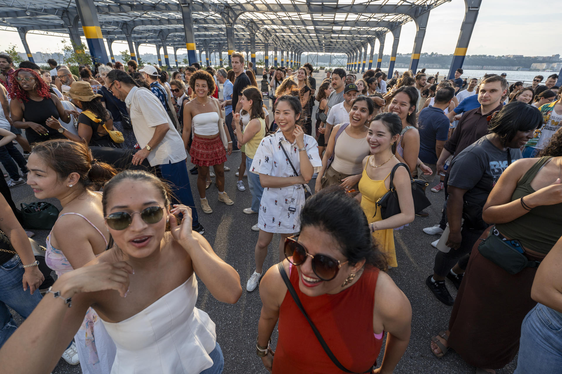 Personas bailando en el puerto 76 de Manhattan durante una clase de salsa, en Nueva York (Estados Unidos). EFE/ Ángel Colmenares