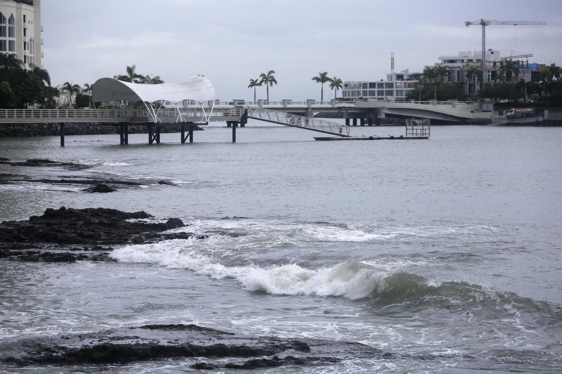 Fotografía del oleaje en la bahía de Panamá este 30 de julio de 2025, en Ciudad de Panamá (Panamá). EFE/ Carlos Lemos
