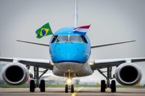 Fotografía de archivo del modelo Embraer para la aerolínea KLM. EFE/LEX VAN LIESHOUT