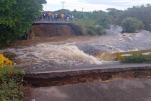 Fotografía tomada de cuenta en Instragam @rvaraguayan del ministro de Transporte de Venezuela, Ramón Velásquez Araguayán, de un puente que colapsó en el estado Apure (oeste, fronterizo con Colombia), producto de las fuertes lluvias de los últimos días. EFE/ @rvaraguayan /SOLO USO EDITORIAL/ SOLO DISPONIBLE PARA ILUSTRAR LA NOTICIA QUE ACOMPAÑA (CRÉDITO OBLIGATORIO)