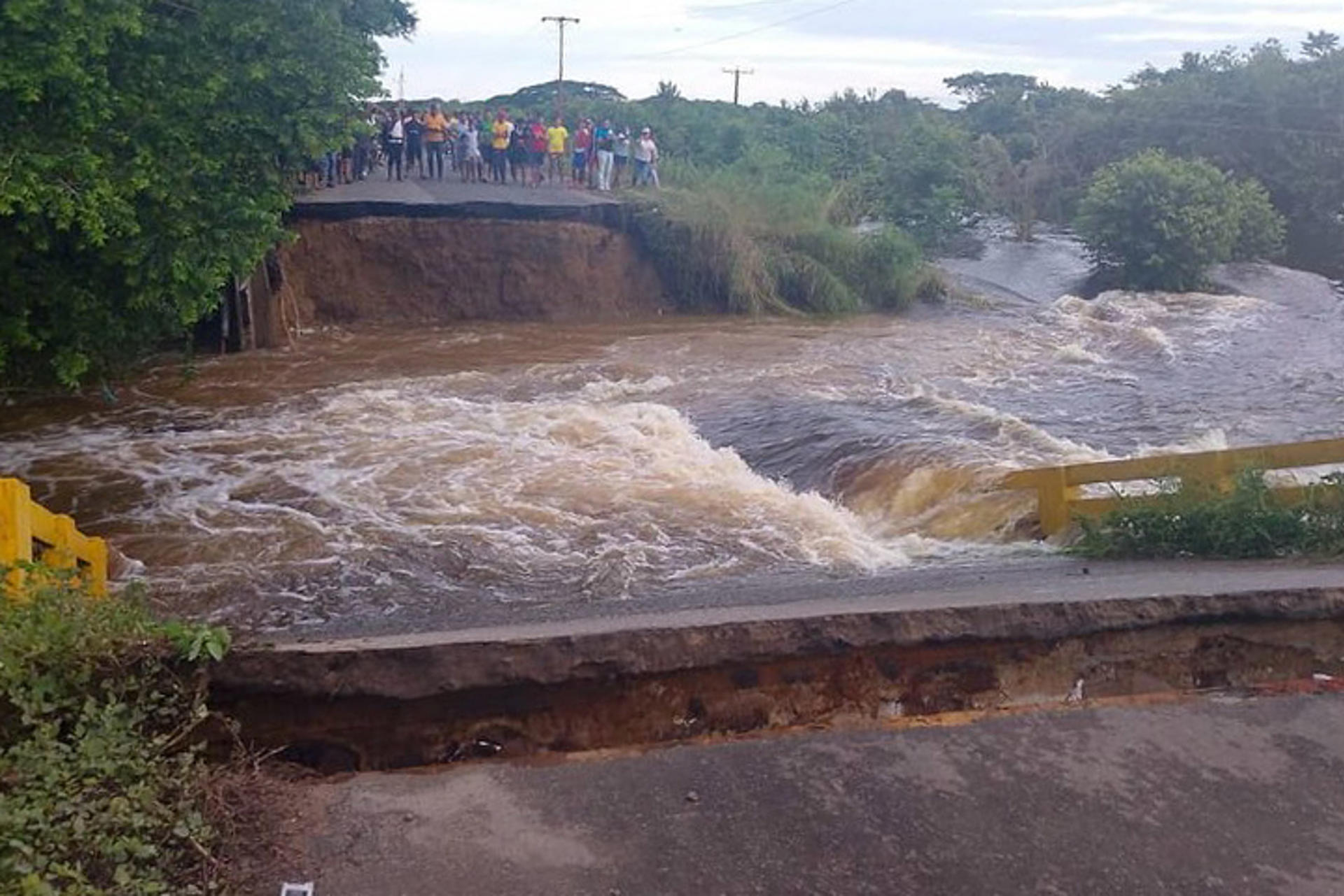 Fotografía tomada de cuenta en Instragam @rvaraguayan del ministro de Transporte de Venezuela, Ramón Velásquez Araguayán, de un puente que colapsó en el estado Apure (oeste, fronterizo con Colombia), producto de las fuertes lluvias de los últimos días. EFE/ @rvaraguayan /SOLO USO EDITORIAL/ SOLO DISPONIBLE PARA ILUSTRAR LA NOTICIA QUE ACOMPAÑA (CRÉDITO OBLIGATORIO)