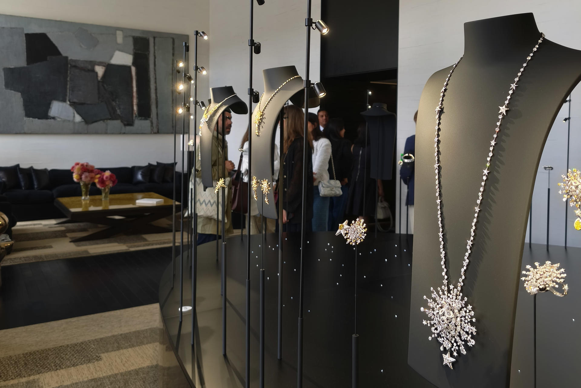 Gran collar inspirado en la estrella cometa que, junto a las alas angelicales y el león, conformaron las referencias de la propia Gabrielle Chanel y que recupera ahora la nueva colección de la marca homónima presentada en el número 18 de la plaza Vendôme. Con el nombre 'Alcanzar las estrellas', la nueva serie abunda en oro blanco, platino, diamantes y zafiro rosa. EFE/ Isabel Rodríguez Ramiro