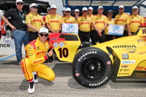 El piloto español Álex Palou, del equipo Chip Ganassi, celebra su victoria en la segunda carrera en el óvalo corto del Iowa Speedway en Newton, Iowa (EE.UU.). El español Álex Palou (Chip Ganassi) ganó este domingo en el oval de Iowa y selló su séptima victoria en doce carreras de la temporada de la IndyCar para blindar su liderato en el campeonato.  EFE/ Chris Owens/Indycar SOLO USO EDITORIAL/SOLO DISPONIBLE PARA ILUSTRAR LA NOTICIA QUE ACOMPAÑA (CRÉDITO OBLIGATORIO)NO VENTAS