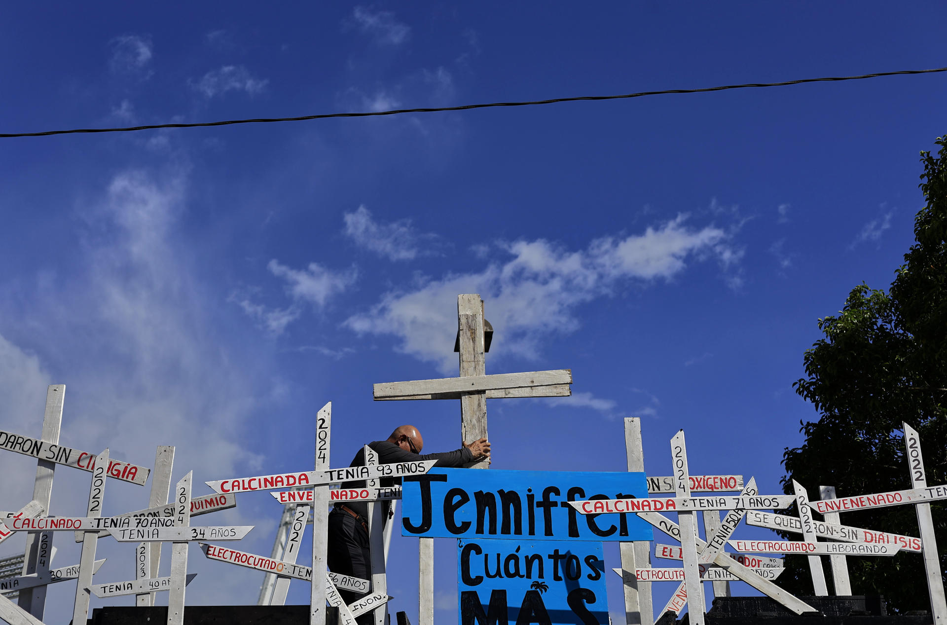 Una persona sostiene una cruz durante una manifestación en contra de la compañía Luma Energy este martes, en la Plaza Las Américas en San Juan (Puerto Rico). EFE/Thais Llorca