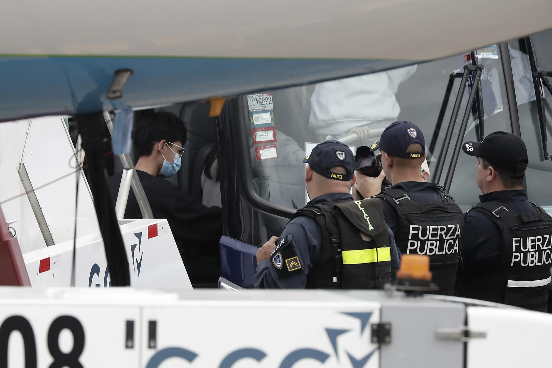 Fotografía de archivo en donde Integrantes de la Fuerza Pública de Costa Rica custodian la llegada de migrantes provenientes de Estados Unidos en el Aeropuerto Internacional Juan Santamaría en San José (Costa Rica). EFE/ Jeffrey Arguedas