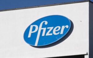 Fotografía de archivo de un logo de Pfizer. EFE/EPA/Claudio Peri