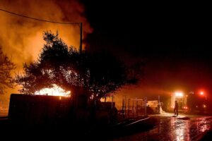 Un fuego en la localidad de Feneos en Corinto. EFE/EPA/VASSILIS PSOMAS