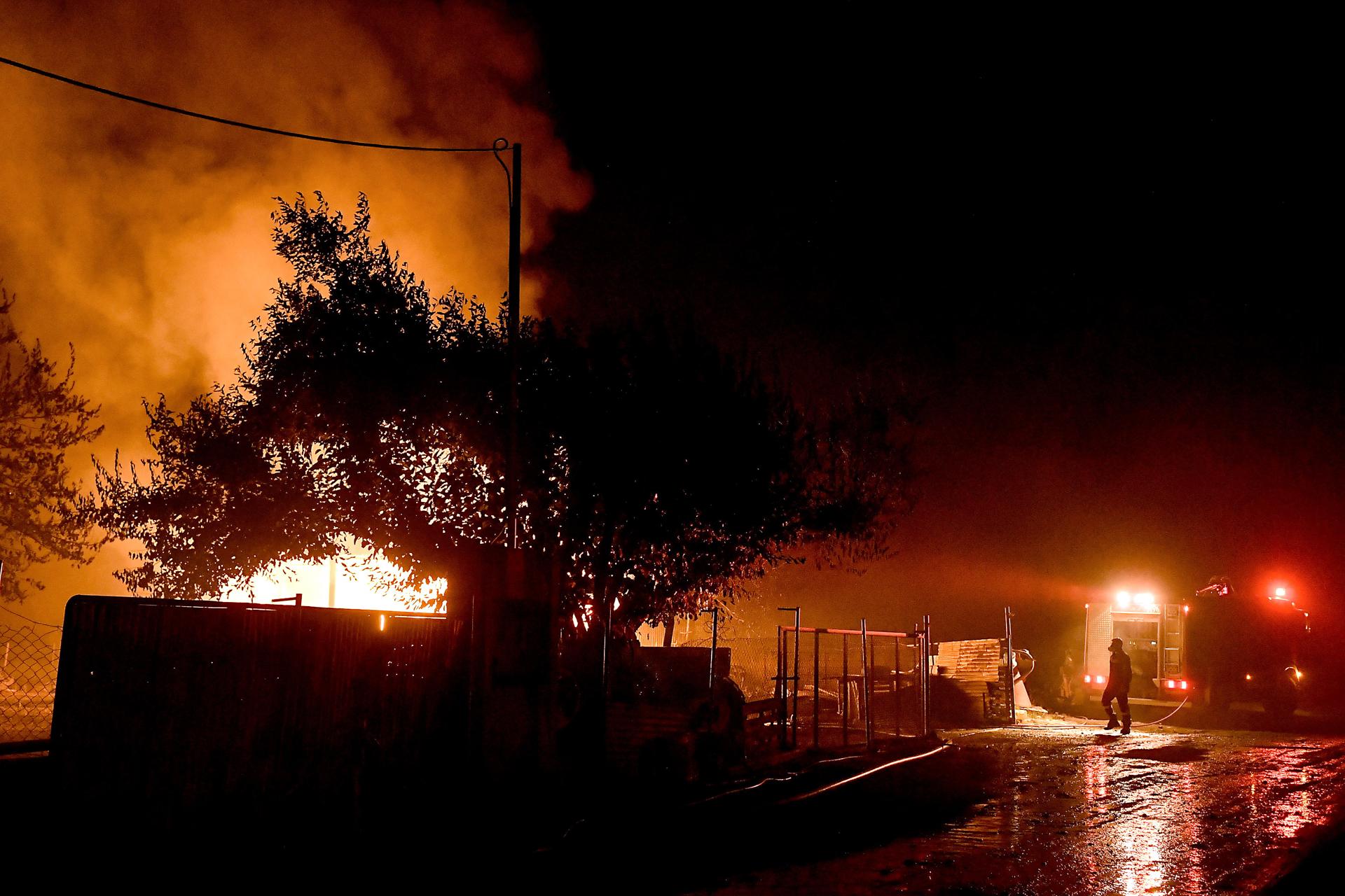 Un fuego en la localidad de Feneos en Corinto. EFE/EPA/VASSILIS PSOMAS