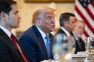 El presidente de EE.UU., Donald Trump (c) durante una cena en la Casa Blanca en Washington, DC, el 7 de julio de 2025. EFE/ALEXANDER DRAGO / POOL