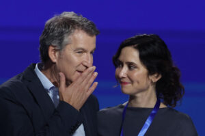 El líder del PP, Alberto Núñez Feijóo (i), y la presidenta de la Comunidad de Madrid, Isabel Díaz Ayuso (d), intervienen en la sesión de clausura del XXI Congreso Nacional de la formación este domingo en Madrid. Alberto Núñez Feijóo ha resultado reelegido presidente del partido por un 99,24 % de los votos y ha salido reforzado de cara a ganar al presidente del Gobierno, Pedro Sánchez, en unas elecciones. EFE/ Javier Lizón