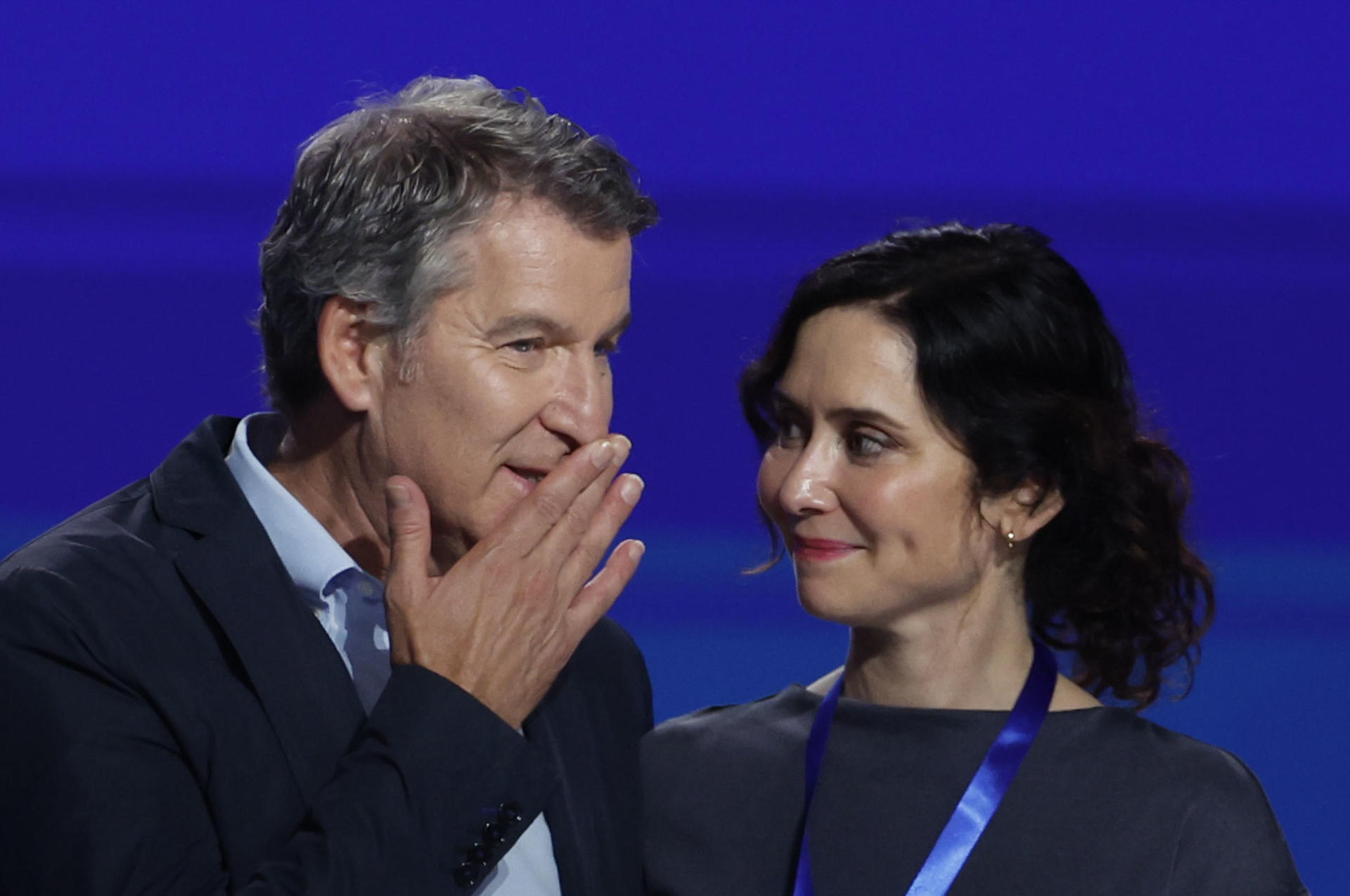 El líder del PP, Alberto Núñez Feijóo (i), y la presidenta de la Comunidad de Madrid, Isabel Díaz Ayuso (d), intervienen en la sesión de clausura del XXI Congreso Nacional de la formación este domingo en Madrid. Alberto Núñez Feijóo ha resultado reelegido presidente del partido por un 99,24 % de los votos y ha salido reforzado de cara a ganar al presidente del Gobierno, Pedro Sánchez, en unas elecciones. EFE/ Javier Lizón