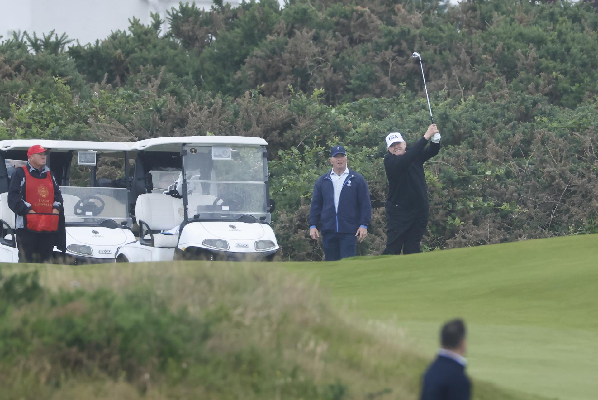 El presidente de EE. UU., Donald Trump juega al golf en el campo de golf Trump Turnberry durante una visita privada en Turnberry, Escocia, Reino Unido, el 26 de julio de 2025. EFE/EPA/TOLGA AKMEN