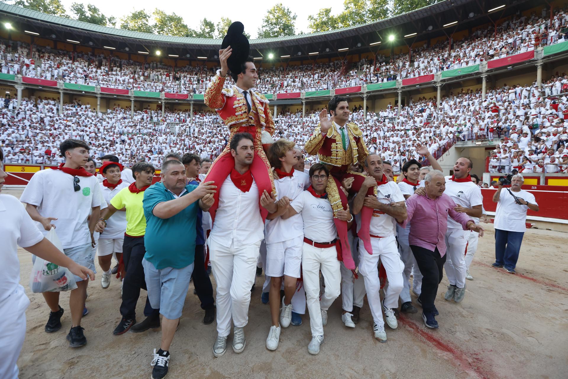 Los toreros Morante de la Puebla (d) y Tomás Rufo salen a hombros de la monumental de Pamplona en la quinta de abono de la Feria de Toro de los Sanfermines 2025 con toros de la ganadería gaditana de Alvaro Núñez en la que han compartido cartel con Andrés Roca Rey. EFE/Jesús Diges