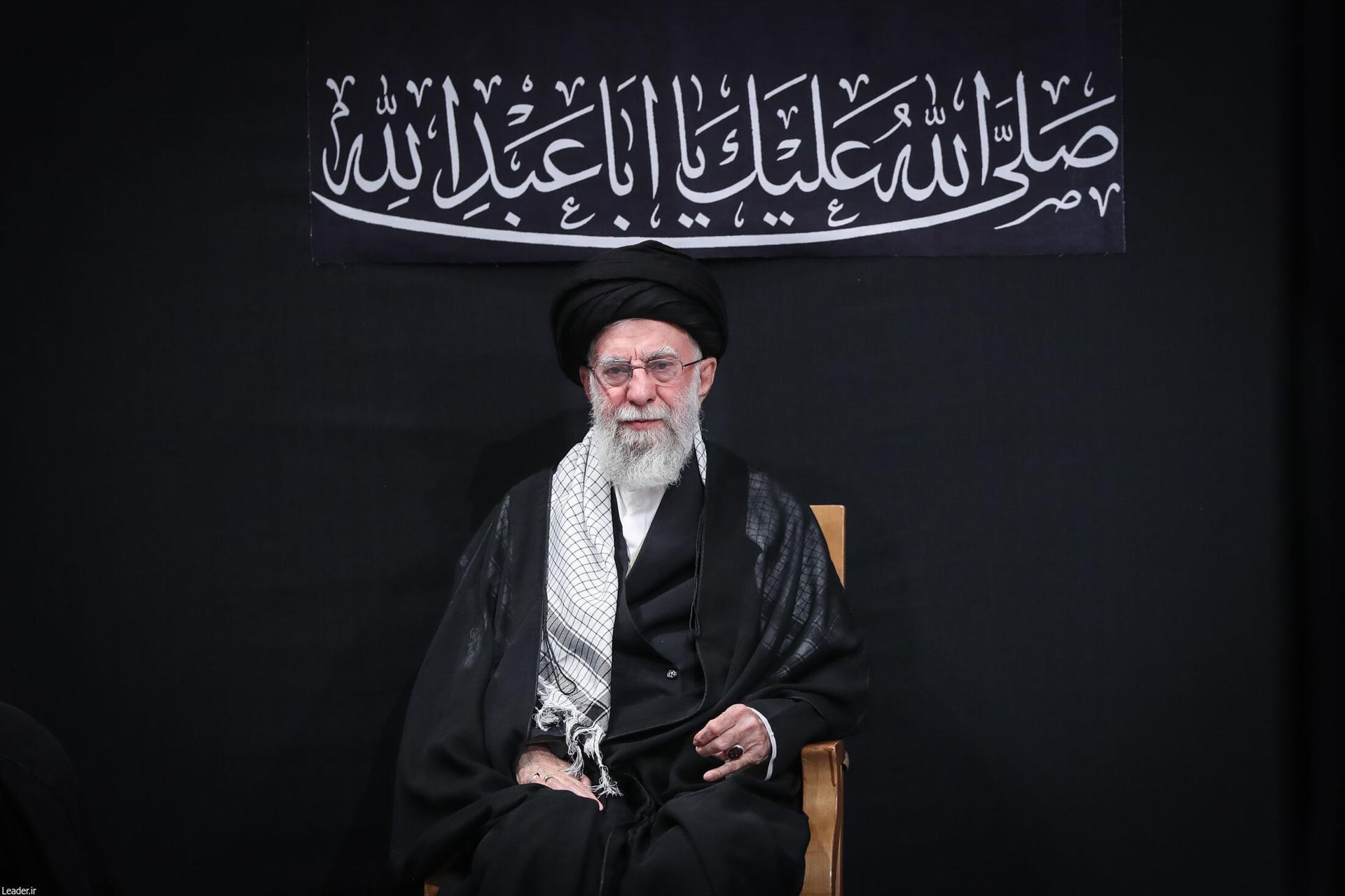 Imagen publicada en la cuenta oficial del líder supremo de Irán, Ali Jameneí @khamenei_ir en la red social X, que muestra a la máxima autoridad política y religiosa de Irán Ali Jameneí, quien apareció en público por primera vez desde la guerra con Israel. EFE/@khamenei_ir