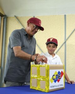 Fotografía cedida por la prensa de la Asamblea Nacional de Venezuela que muestra al presidente de la Asamblea Nacional de Venezuela, Jorge Rodríguez, votando durante las elecciones municipales este domingo, en Caracas (Venezuela). EFE/ Prensa de la Asamblea Nacional de Venezuela.