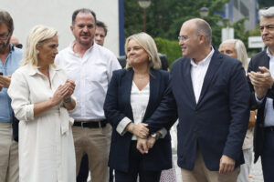 El secretario general del PP, Miguel Tellado (d), junto a Mari Mar Blanco (2d), presidenta de la Fundación Miguel Ángel Blanco, y el expresidente del PPen Euskadi, Carlos Iturgaiz (2i), en el acto de recuerdo a Miguel Ángel Blanco con motivo del 28 aniversario de su asesinato por la banda terrorista ETA, este sábado en Ermua (Bizkaia). EFE/Miguel Toña