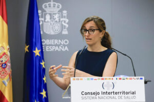 La ministra de Sanidad, Mónica García, interviene mientras preside el Consejo Interterritorial del Sistema Nacional de Salud, este viernes, en Madrid. EFE/ Pablo R. Seco