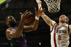 El alero canadiense Melvin Ejim (i) pugna un rebote con el ala-pívot estonio del Baskonia Sander Raiesteen foto de archivo de  Jorge Zapata. EFE