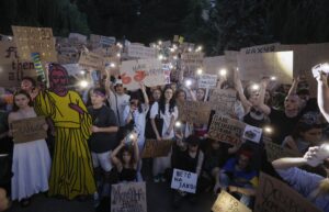 Miles de ucranianos se congregaron este miércoles, 23 de julio, en una céntrica plaza de Kiev, en el segundo día de protestas contra la aprobación de una ley cuyos críticos creen que despoja de su independencia a dos organismos clave en la lucha contra la corrupción. EFE/Rostylav Averchuk