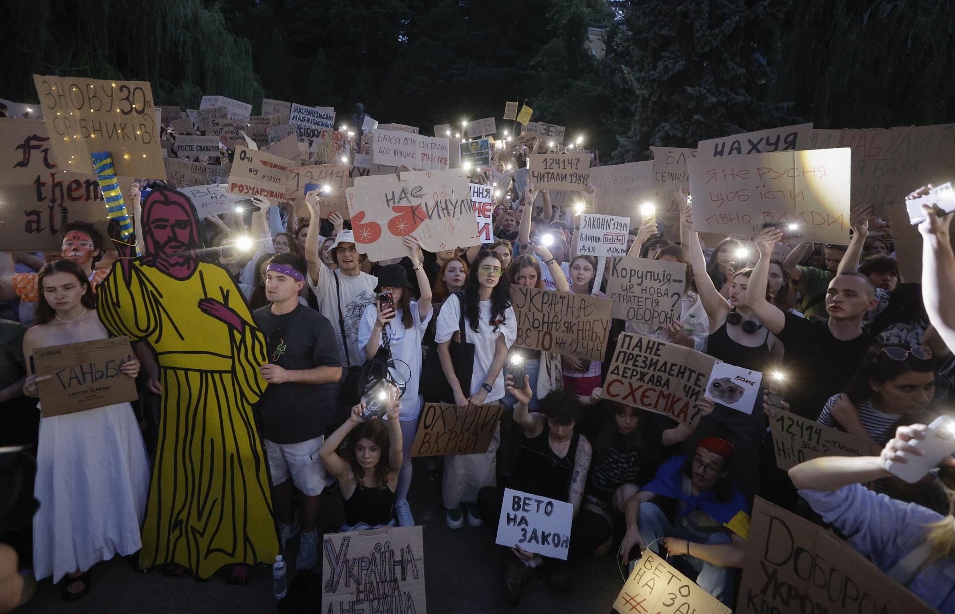 Miles de ucranianos se congregaron este miércoles, 23 de julio, en una céntrica plaza de Kiev, en el segundo día de protestas contra la aprobación de una ley cuyos críticos creen que despoja de su independencia a dos organismos clave en la lucha contra la corrupción. EFE/Rostylav Averchuk