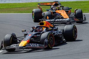 Max Verstappen, piloto neerlandés de Red Bull, seguido por Oscar Piastri, piloto australiano de McLaren, durante la prueba sprint del Gran Premio de Bélgica. EFE/EPA/OLIVIER MATTHYS