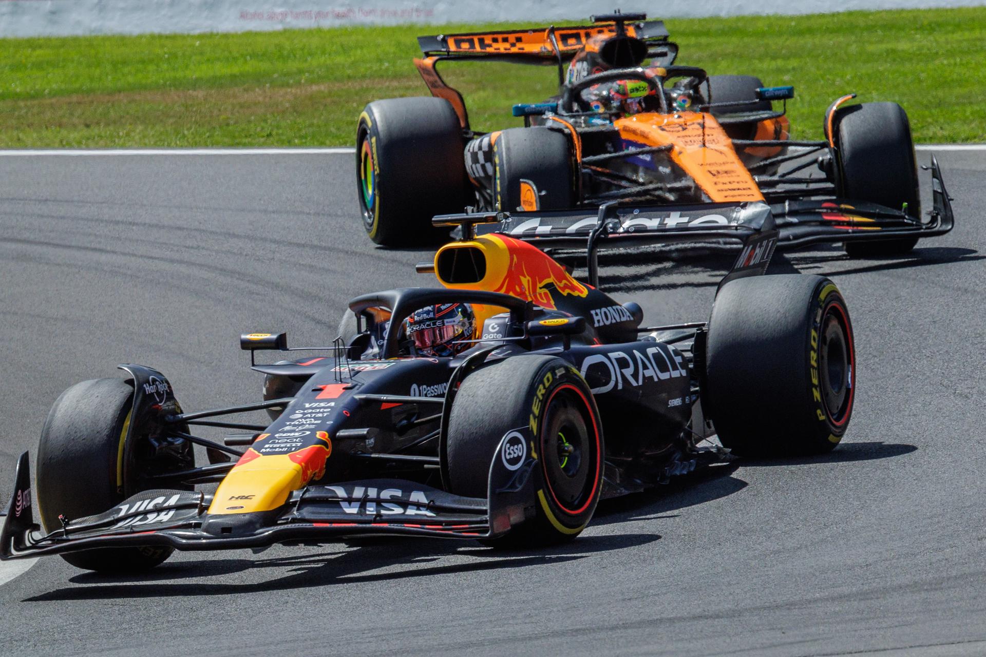 Max Verstappen, piloto neerlandés de Red Bull, seguido por Oscar Piastri, piloto australiano de McLaren, durante la prueba sprint del Gran Premio de Bélgica. EFE/EPA/OLIVIER MATTHYS