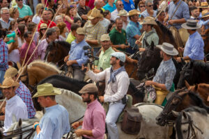 El director del documental aprendió a cabalgar para acompañar a los ganaderos en sus actividades. Crédito: Julio Vergne