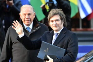 El canciller argentino, Gerardo Werthein (i), y el presidente de Argentina, Javier Milei, llegan a la cumbre del Mercosur este 3 de julio de 2025, en Buenos Aires (Argentina). EFE/Matias Martín Campaya
