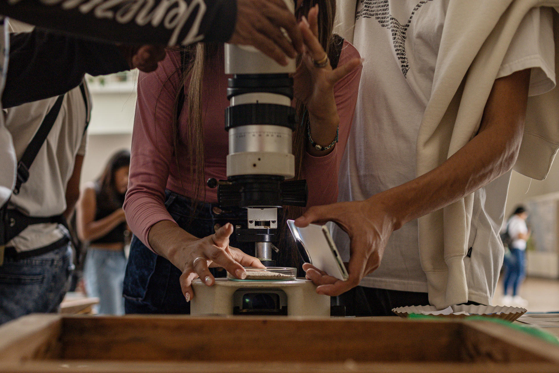 Fotografía del 8 de julio del 2025 de personas utilizando un microscopio durante una feria de la Facultad de Ciencias de la Universidad del Zulia, en Maracaibo (Venezuela). EFE/ Henry Chirinos