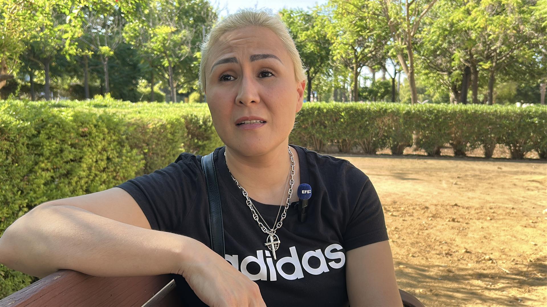 Cris, la expareja y víctima del maltratador sevillano que se cambió de género en el Registro Civil, que pasó de llamarse Cándido a Candy, durante una entrevista con EFE  en la que explica que el ingreso en prisión de esta persona desde el pasado fin de semana, tras una sentencia en firme, le ha permitido respirar tras una situación en la que ha pasado "mucho miedo y un proceso judicial y de denuncias que, para ella, fue una cuestión de supervivencia, este martes en Camas (Sevilla). EFE/Fermín Cabanillas