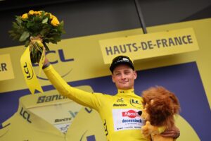 El ciclista neerlandés Mathieu Van Der Poel (Alpecin-Deceuninck), vestido de amarillo como nuevo líder del Tour de Francia, tras su triunfo en la segunda etapa sobre los dos máximos favoritos para ganar la prueba, Tadej Pogacar y Jonas Vingegaard. EFE/EPA/CHRISTOPHE PETIT TESSON