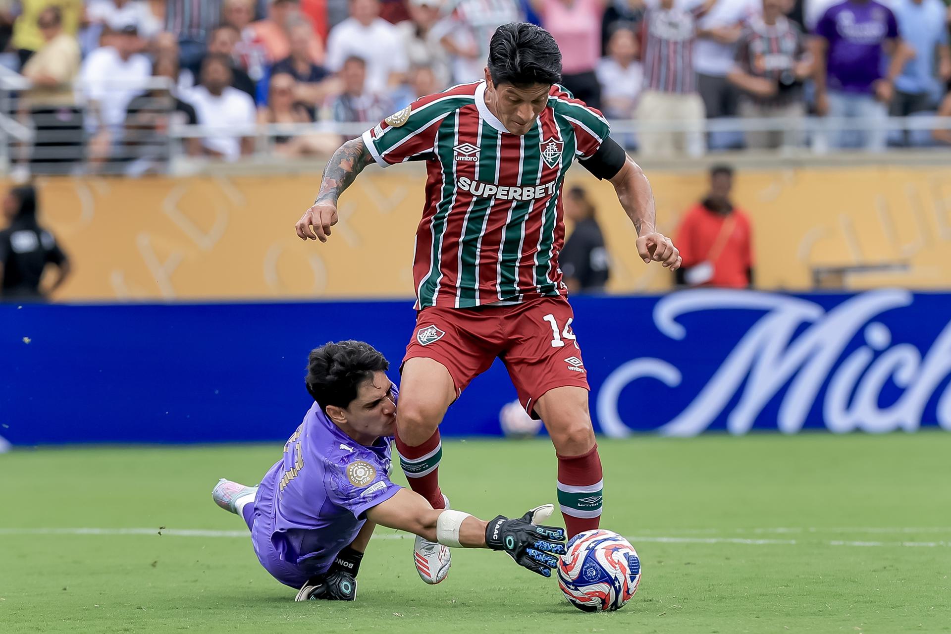 El delantero argentino Germán Cano es desarmado por el portero Bono cuando se disponía a marcar en el partido jugado este viernes en Orlando (Florida) y que ha clasificado al Fluminense a las semifinales del Mundial de Clubes. EFE/EPA/CRISTOBAL HERRERA-ULASHKEVICH