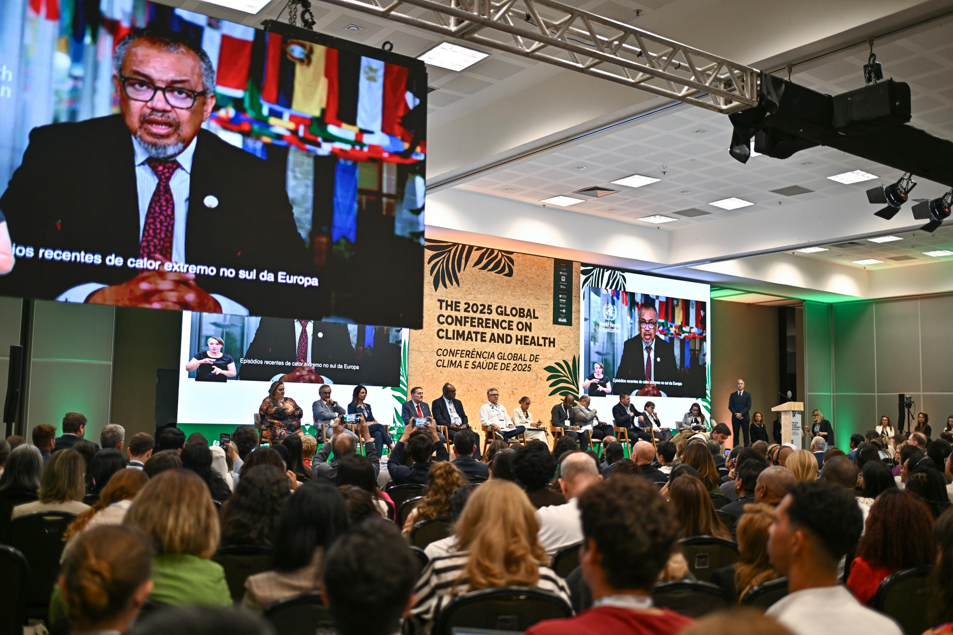 El director general de la Organización Mundial de la Salud (OMS), Tedros Adhanom (i), habla por videoconferencia durante la Conferencia Mundial sobre Clima y Salud 2025 este martes, en el Centro Internacional de Convenciones en Brasilia (Brasil). EFE /Andre Borges