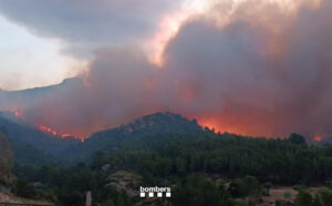 El incendio forestal de Paüls (Tarragona) afecta ya a unas 2.300 hectáreas de masa forestal hasta el momento, gran parte de ellas en el Parque Natural de Els Ports, según estimaciones del último balance de los Agentes Rurales. La parte más activa del incendio es la zona superior del flanco derecho, entre Paüls y Alfara de Carles. Su evolución es incierta a causa del comportamiento del viento, según informan Bomberos de la Generalitat, que piden no transitar por la zona bajo ningún concepto. EFE/Bomberos de Cataluña / SOLO USO EDITORIAL/SOLO DISPONIBLE PARA ILUSTRAR LA NOTICIA QUE ACOMPAÑA (CRÉDITO OBLIGATORIO)
