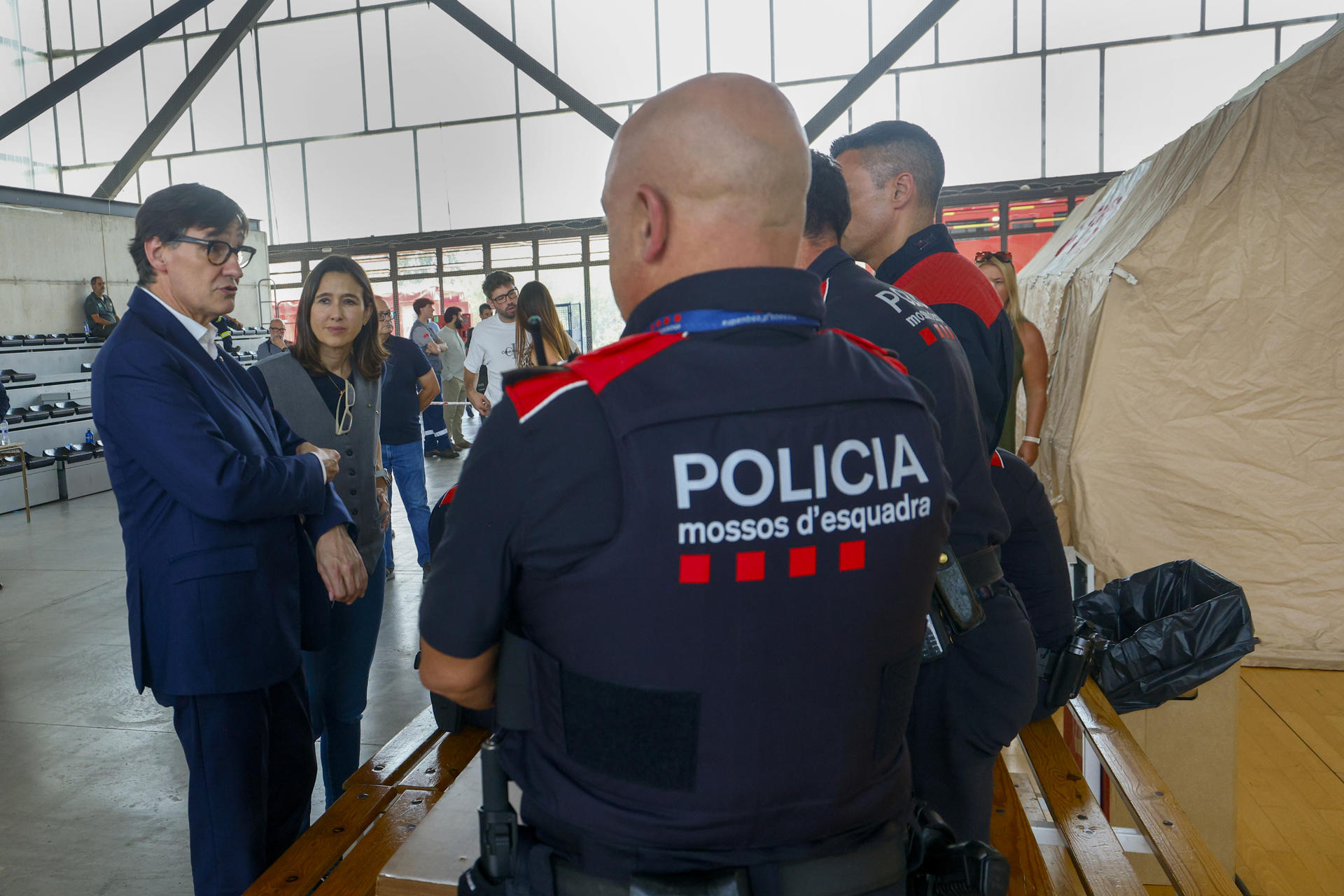El presidente de la Generalitat, Salvador Illa (i) junto a la consellera de Interior y Seguridad Pública, Núria Parlon (d) en el centro de mando de los Bomberos en Tortosa (Tarragona), desde donde ha indicado a los medios que , espera que "si todo va bien" el incendio de alta intensidad de Paüls (Tarragona), que desde ayer ha afectado a 3.137 hectáreas y ha obligado a confinar en sus casas a 18.000 personas, se pueda estabilizar a última hora de este martes.EFE/ Quique García