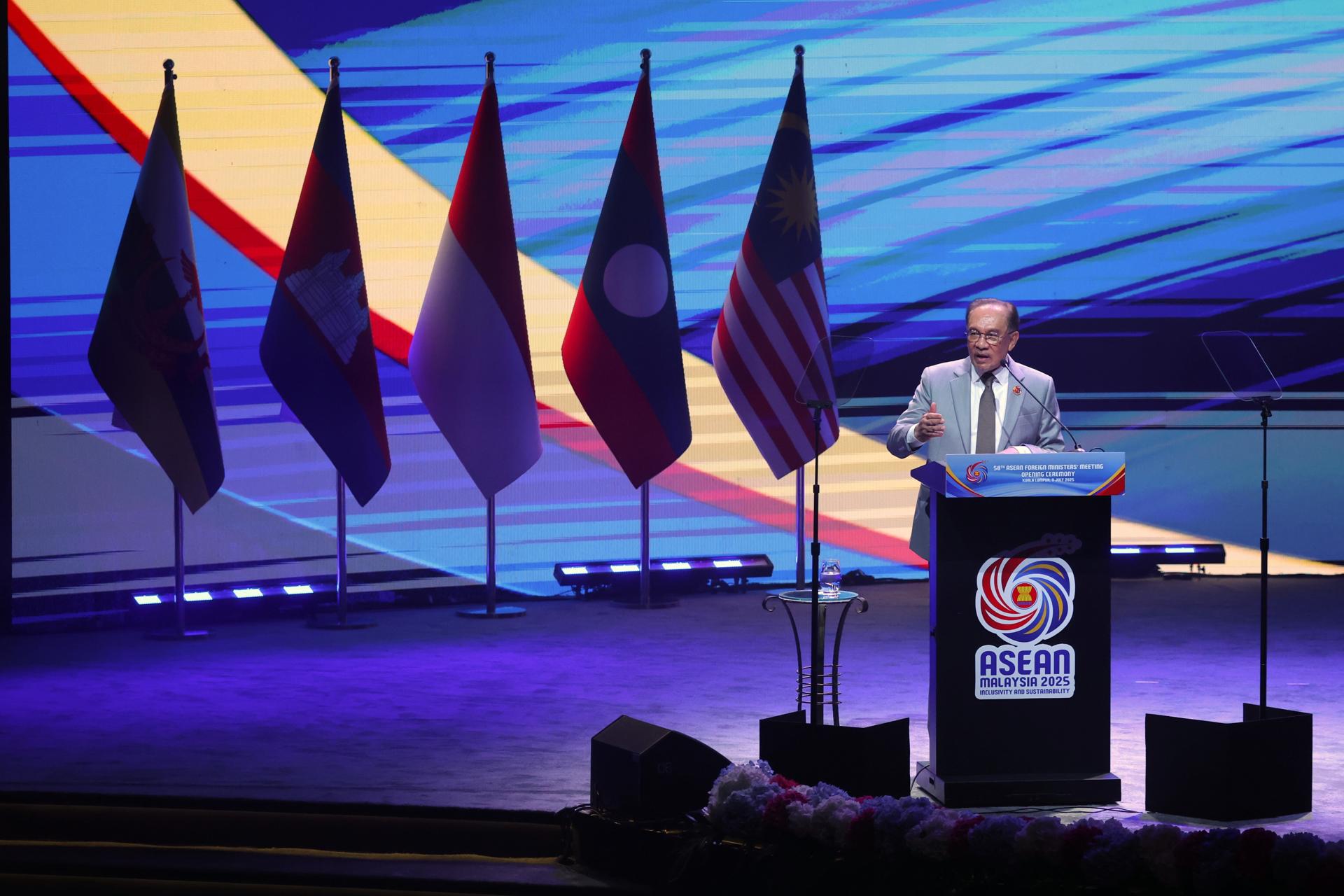 El primer ministro de Malasia, Anwar Ibrahi, durante su discurso en la reunión de ministros de Exteriores de la ASEAN, en Kuala Lumpur.
EFE/EPA/FAZRY ISMAIL