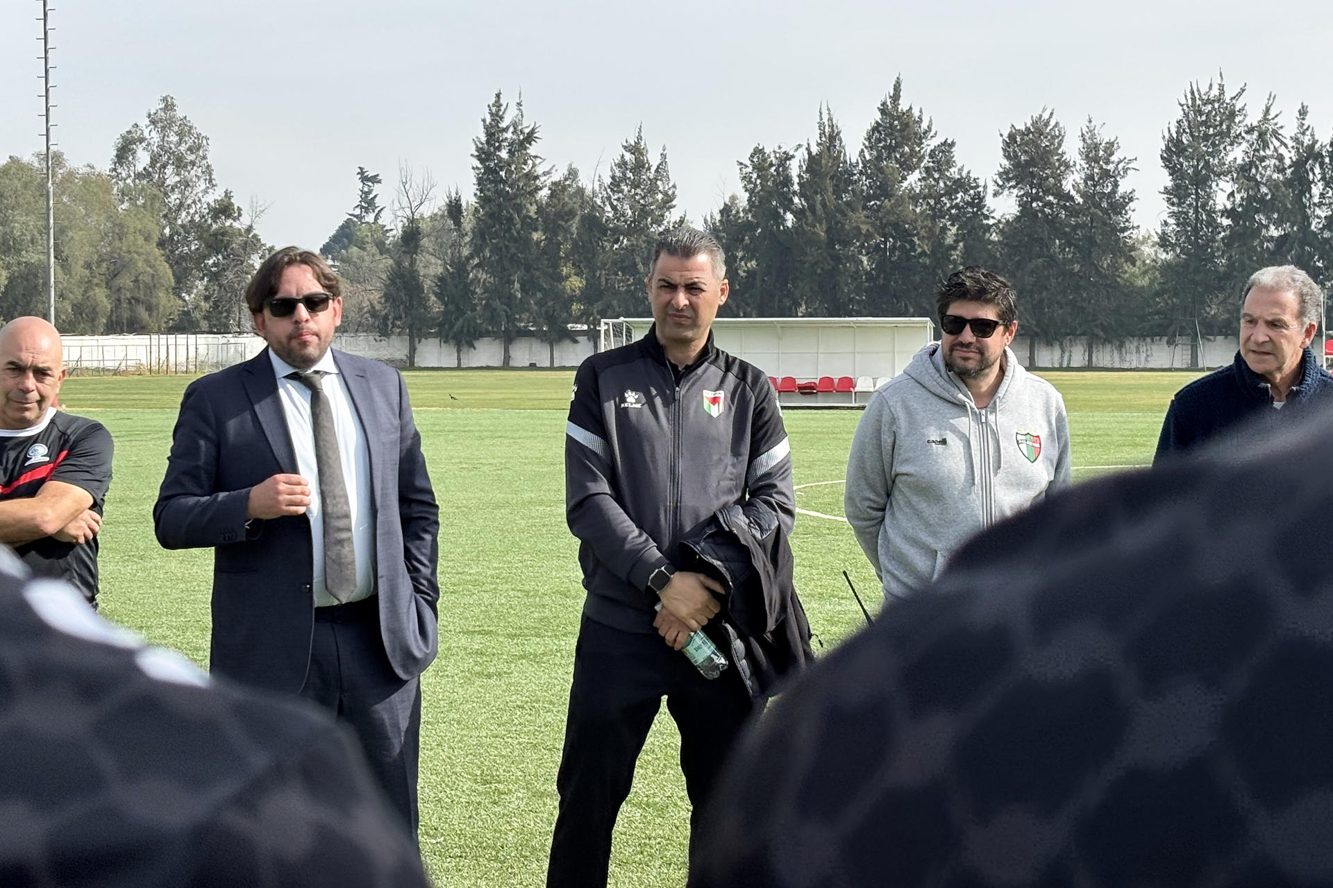El técnico de la selección de fútbol de Palestina, Ehab Abu Jazar (c), habla durante un entrenamiento en Santiago de Chile. EFE/María José Rey