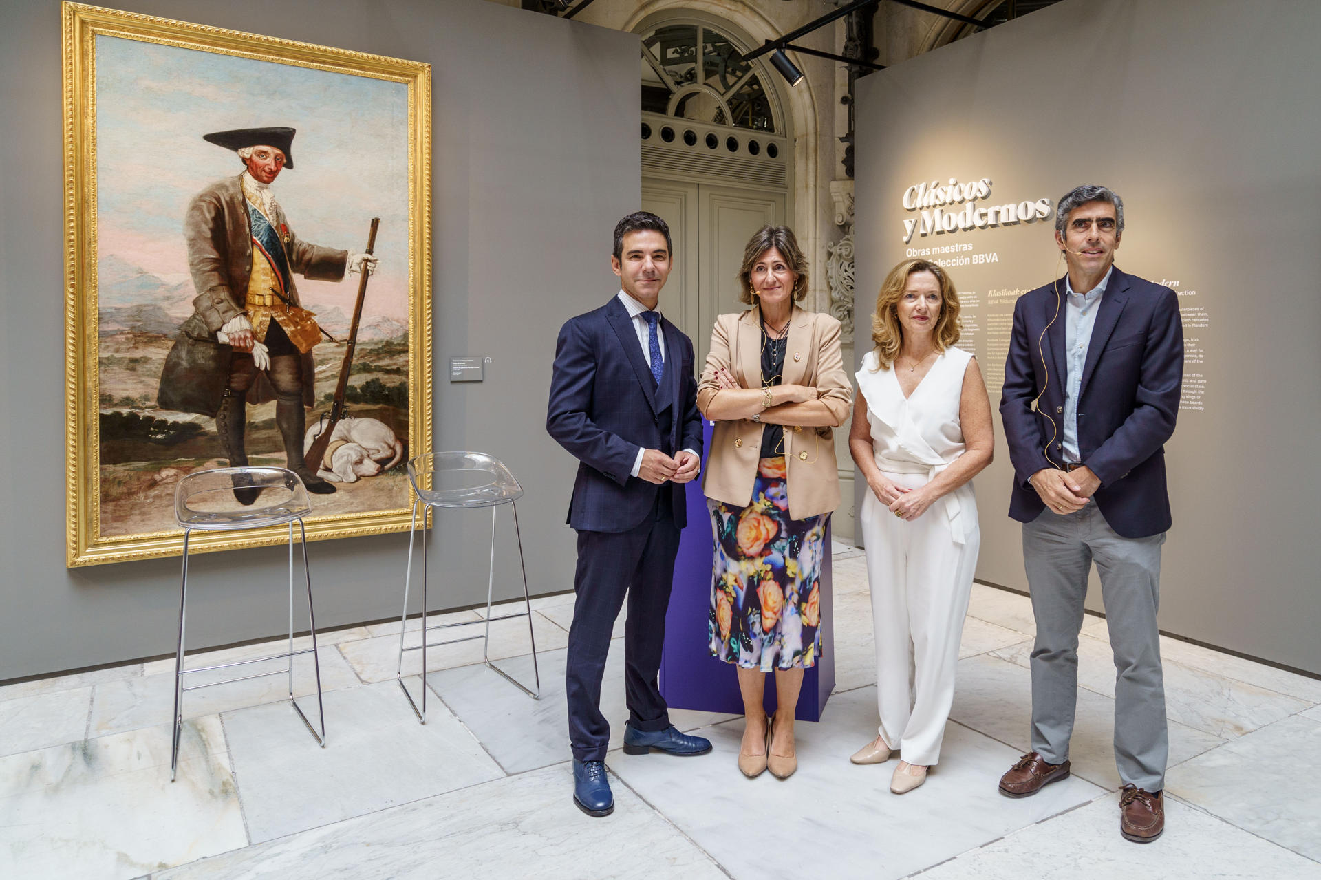 (i-d) El director del Museo de Bellas Artes de Valencia, Pablo González Tornel; la directora de la Territorial Norte de BBVA, Marta Alonso; la responsable de Patrimonio histórico-artístico de BBVA, María Luisa Barrio; y el director global de estrategia de Talento y Cultura de BBVA, Checa Pardo, posan este jueves junto al cuadro Carlos III cazador de Francisco de Goya, durante la presentación de la exposición de la Fundación BBVA 'Clásicos y modernos. Obras maestras de la Colección BBVA', uno de los conjuntos artísticos privados más importantes de España, y que se mostrarán hasta el 12 de octubre en el Palacio de San Nicolás que la entidad tiene en el Casco Viejo de Bilbao. EFE/Javier Zorrilla.
