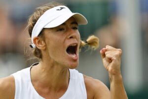 La argentina Solana Sierra celebra un punto durante el partido que ganó a la española Cristina Bucsa en el torneo de Wimbledon. EFE/EPA/TOLGA AKMEN EDITORIAL USE ONLY